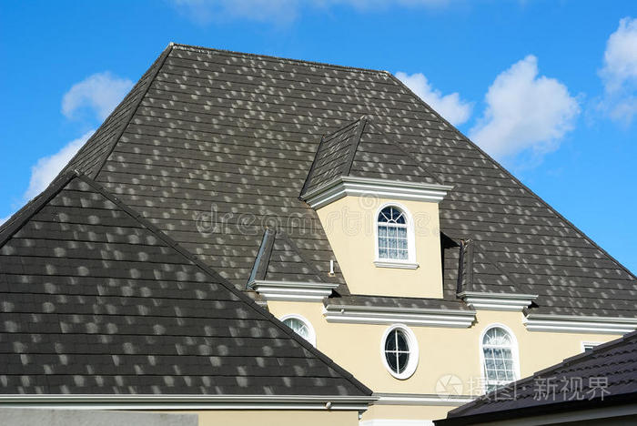 灰瓦屋顶的阁楼窗户