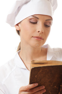 女厨师读菜谱书图片