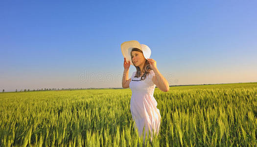 在田里戴帽子的漂亮女孩