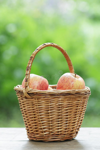 柳条篮子里的苹果