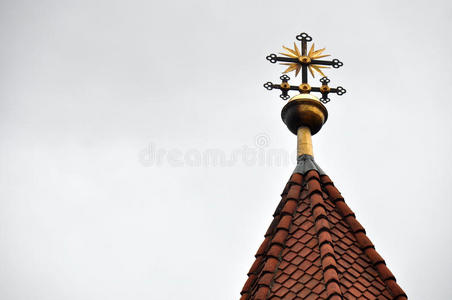 教堂塔楼上的东正教十字架