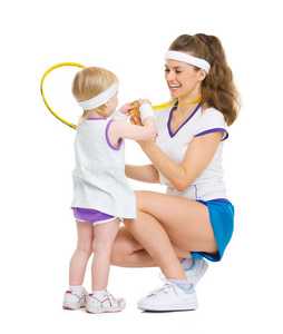 快乐妈妈展示宝宝网球成绩奖牌