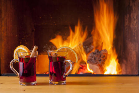冬日在温馨的壁炉旁斟酒