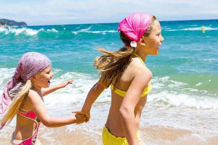 女孩们在海滩上玩得很开心。