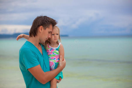 一个小女孩和爸爸拥抱的照片