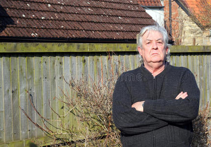 一个目中无人的老男人摩托车头盔与目中无人的面部表情的男人两只