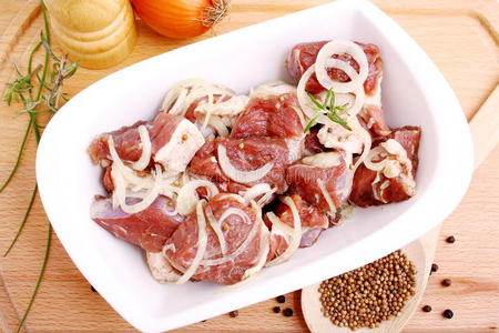 洋葱,香料和香草腌羊肉照片