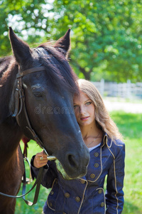 一个骑着马的小女孩。