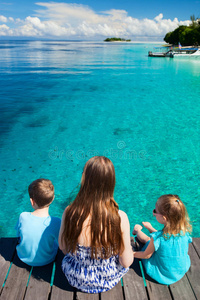 母亲和孩子们欣赏海景