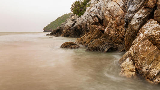 海滩上的山