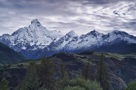 雪山山峰图片