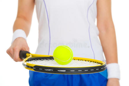 网球运动员手中球拍上的网球