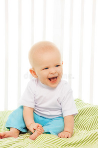 婴儿在婴儿床上笑