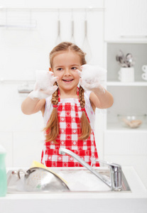 快乐的小女孩洗碗