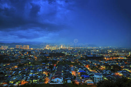夜蓝下市区俯瞰图图片
