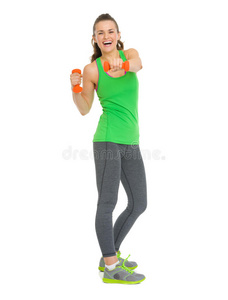 健身妇女用哑铃做运动