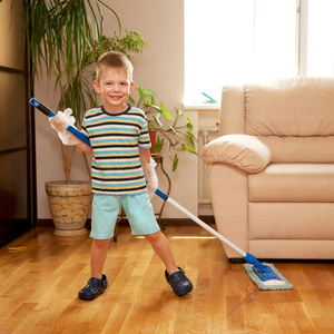 小男孩打扫房间，洗地板