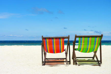 完美热带沙滩上的沙滩椅