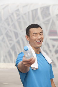 北京青年体育健儿指点水瓶画像