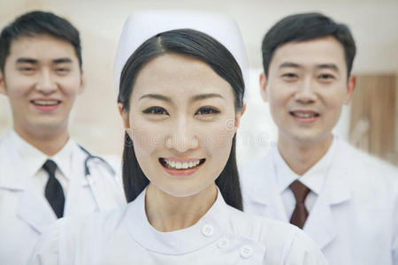 中国医护人员画像，两位医生和护士