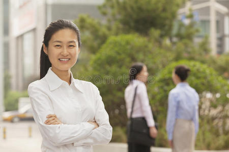 微笑着双臂交叉的年轻女商人画像，北京