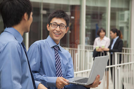 在外面用笔记本电脑工作的商人