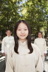 孙女和祖父母一起练太极图片