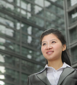 摩天大楼中户外年轻女商人的画像