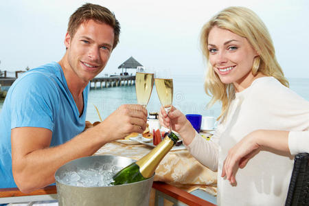 一对夫妇在海滨餐厅用餐