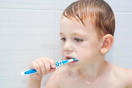 小孩刷牙很紧。