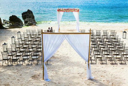 海滩上的结婚拱门