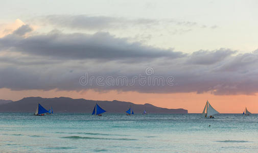 长滩岛夕阳下的帆船图片