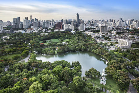 绿色环境中的现代城市，泰国曼谷，suan lum。
