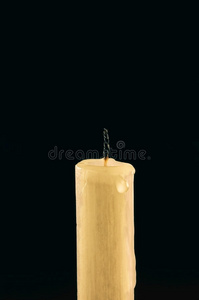 燃烧的圣诞花环蜡烛熄灭了,点燃了圣诞花环矢量3d 现实不同的生日党