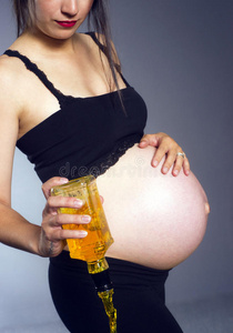 孕妇倒出一瓶烈酒威士忌