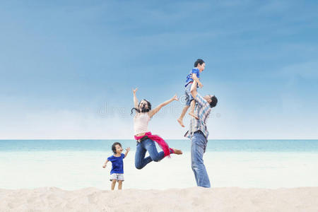 亚洲家庭享受海滩时光