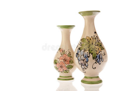 两个白色的装饰花瓶
