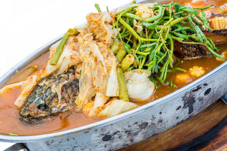 脆皮蛇头鱼麻辣汤。这是泰国菜。