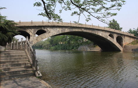 单孔拱桥图片
