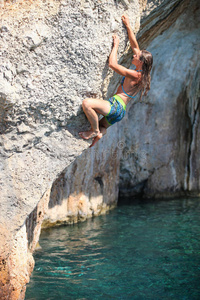 悬崖上的年轻女攀岩者