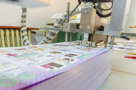 折页机上的印张进入印刷厂图片