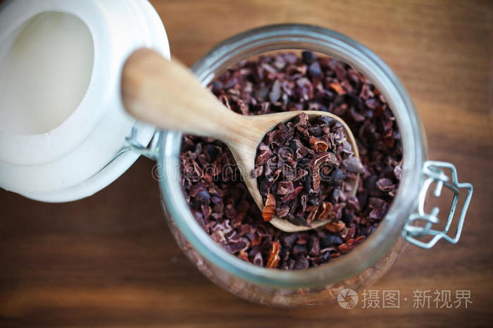 可可豆或生可可豆碎在罐子里