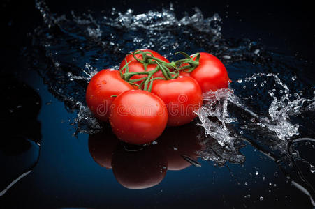 水里的西红柿