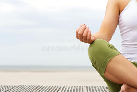 海滩上女性瑜伽手的肖像