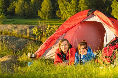 躺在帐篷里的年轻野营夫妇