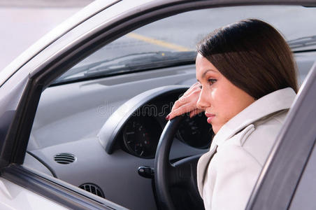 女人在车里休息