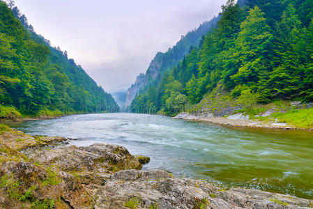 清晨的山河峡谷