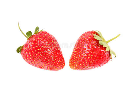两个新鲜的红叶草莓