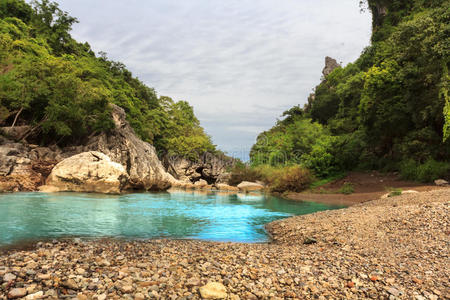 蓝色的河流和岩石