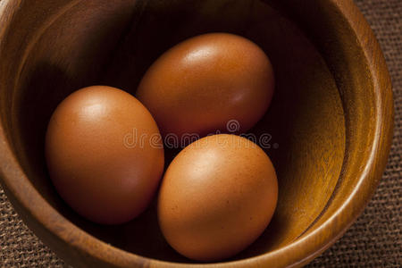 有机无笼棕色鸡蛋